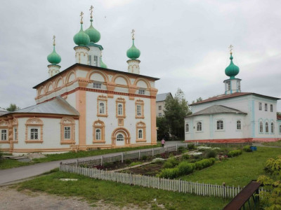 tserkvi spasskaya i arkhangela mikhaila sprava  solikamsk